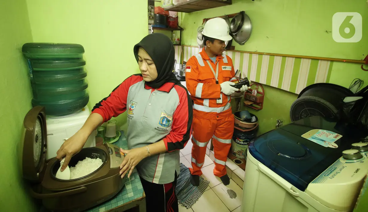 Petugas melakukan pengecekan instalasi penyaluran gas perumahan di Rusun Buddha Tzu Chi, Cengkareng, Jakarta Barat, Selasa (11/2/2020). Pembangunan Jargas ditargetkan dapat meningkatkan efisiensi pelanggan rumah tangga dan mengurangi  Impor LPG sebanyak 0,24 Juta Ton.  (Liputan6.com/Angga Yuniar)