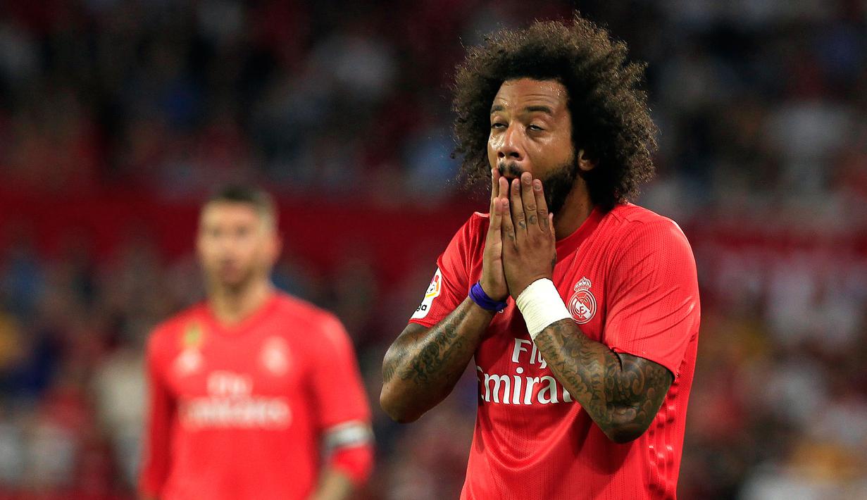 Ekspresi Bek Real Madrid, Marcelo usai pertandingan melawan Sevilla pada lanjutan La Liga Spanyol di stadion Sanchez Pizjuan (26/9). Sevilla berhasil mengalahkan Madrid dengan skor telak 3-0. (AP Photo/Miguel Morenatti)