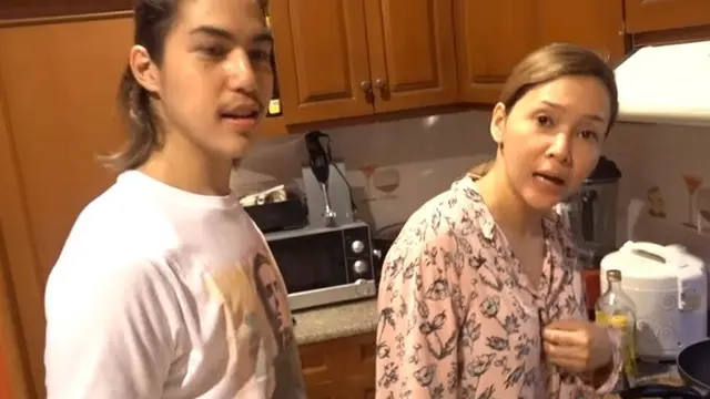 7 Momen Maia Estianty Masak di Rumah, Pakai Piyama dan Tanpa Makeup