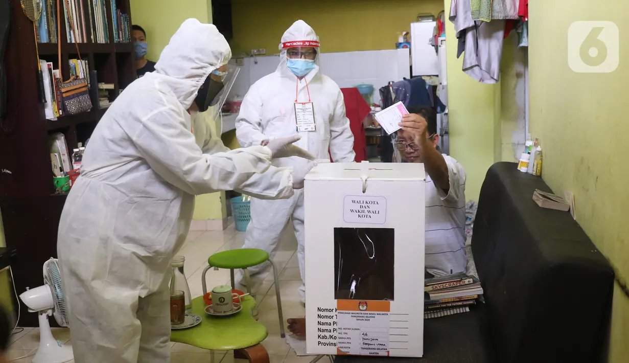 Petugas KPPS dengan mengenakan APD lengkap membantu warga yang sakit untuk memberikan hak pilihnya dalam Pilkada Kota Tangerang Selatan di Paku Jaya, Serpong Utara, Rabu (9/12/2020). Mereka mendatangi rumah warga yang tidak bisa mencoblos di TPS karena sakit. (Liputan6.com/Angga Yuniar)