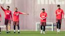 Para pemain Barcelona saat latihan jelang laga Liga Champions di Barcelona, Senin (16/4). Barcelona akan berhadapan dengan Manchester United. (AP/Joan Monfort)