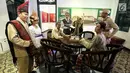 Pengunjung mengenakan kostum adat dan pejuang mengamati patung diorama di Museum Sumpah Pemuda, Jakarta, Jumat (27/10). Masyarakat ramai mengunjungi museum ini jelang Hari Sumpah Pemuda ke-89 pada Sabtu 28 Oktober 2017. (Liputan6.com/Faizal Fanani)