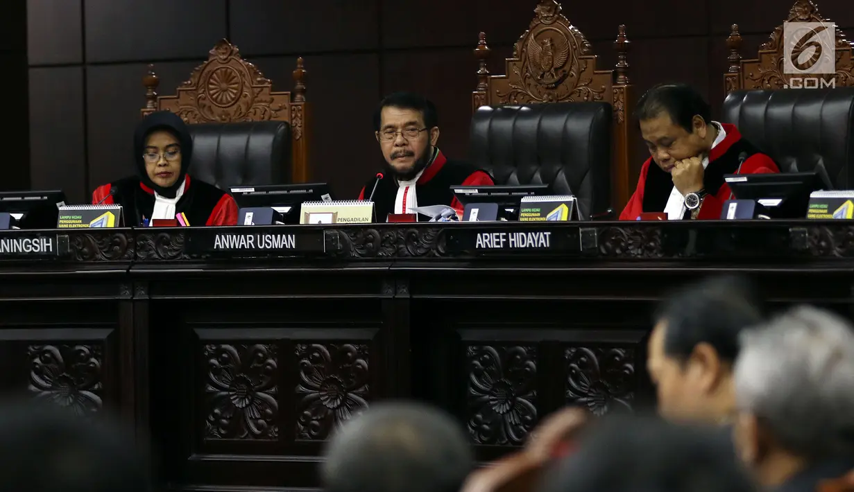 Ketua Majelis Hakim Konstitusi Anwar Usman (tengah) memimpin sidang pendahuluan sengketa hasil Pemilu Legislatif 2019 di gedung MK, Jakarta, Rabu (10/7/2019). Sidang beragendakan pemeriksaan pendahuluan terkait Perselisihan Hasil Pemilu DPR-DPRD Provinsi Sulawesi Barat. (Liputan6/Johan Tallo)