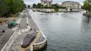Patung ikan paus sperma hyperreal karya kolinial seniman Belgia Kapten Boomer berada di Quai de la Tournelle di pusat kota Paris, (22/7). Munculnya paus ini sebagai bagian promosi festival "Paris l'Ete" (Paris in the Summer ). (AFP Photo/bertrand Guay)