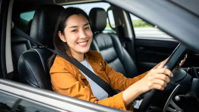 perempuan mengendarai mobil supir