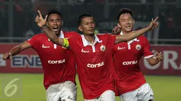 Kapten tim Persija, Ismed Sofyan (tengah) merayakan golnya ke gawang Semen Padang di laga lanjutan Torabika Soccer Championship presented by IM3 Ooredoo di Stadion GBK, Jakarta, Minggu (8/5/2016). Persija unggul 1-0. (Liputan6.com/Helmi Fithriansyah)