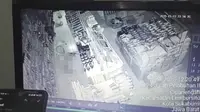 Tangkapan layar rekaman CCTV terduga pelaku saat melakukan pencurian di minimarket Jalur Lingsel, Sukakarya, Kecamatan Warudoyong Kota Sukabumi beraksi tanpa busana. (Liputan6.com/Istimewa).