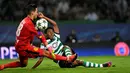 Kiper Borussia Dortmund, Roman Buerki, berusaha menghadang bola tendangan pemain Sporting CP, Elias, dalam laga Grup F Liga Champions di Stadion Jose Alvalade, Lisbon, Rabu (19/10/2016) dini hari WIB. (AFP/Francisco Leong)