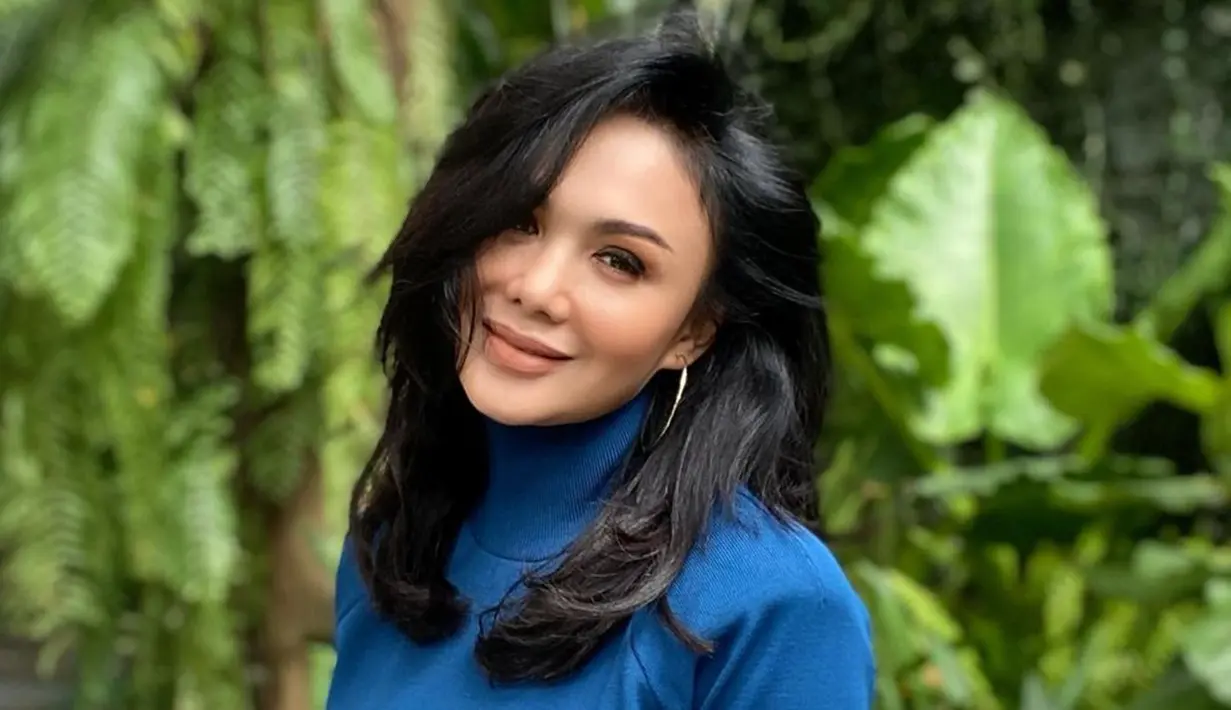 Tampil dengan rambut panjang dibawah bahu, penampilan Yuni Shara ini pun terlihat berbeda. Bahkan, tak sedikit yang menyebut jika ia semakin terlihat awet muda. (Liputan6.com/IG/@yunishara36)