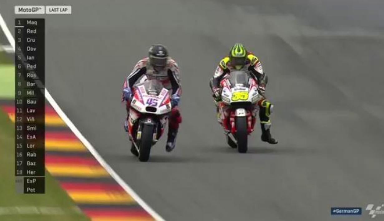 Duel di lap terakhir memperebutkan podium MotoGP Jerman antara Cal Crutchlow dan Scott Redding di Sirkuit Sachsenring, Minggu (17/7/2016). (Bola.com/Twitter/MotoGP)