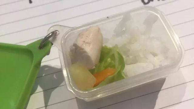 6 Potret Isi Bekal Nyeleneh Ini Bikin Senyum Tipis, Selera Makan Jadi Hilang