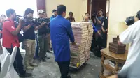 Tumpukan uang pengganti kasus Bantuan Likuiditas Bank Indonesia (BLBI) dari Samadikun Hartono. (Liputan6.com/Nanda Perdana Putra)