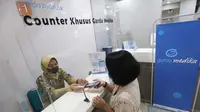 Peserta Garda Medika ketika menggunakan fitur E-appointment di depan counter sebelum berkonsultasi dengan dokter di RS Mitra Keluarga, Bekasi, Jawa Barat (21/11/2022). (Liputan6.com)