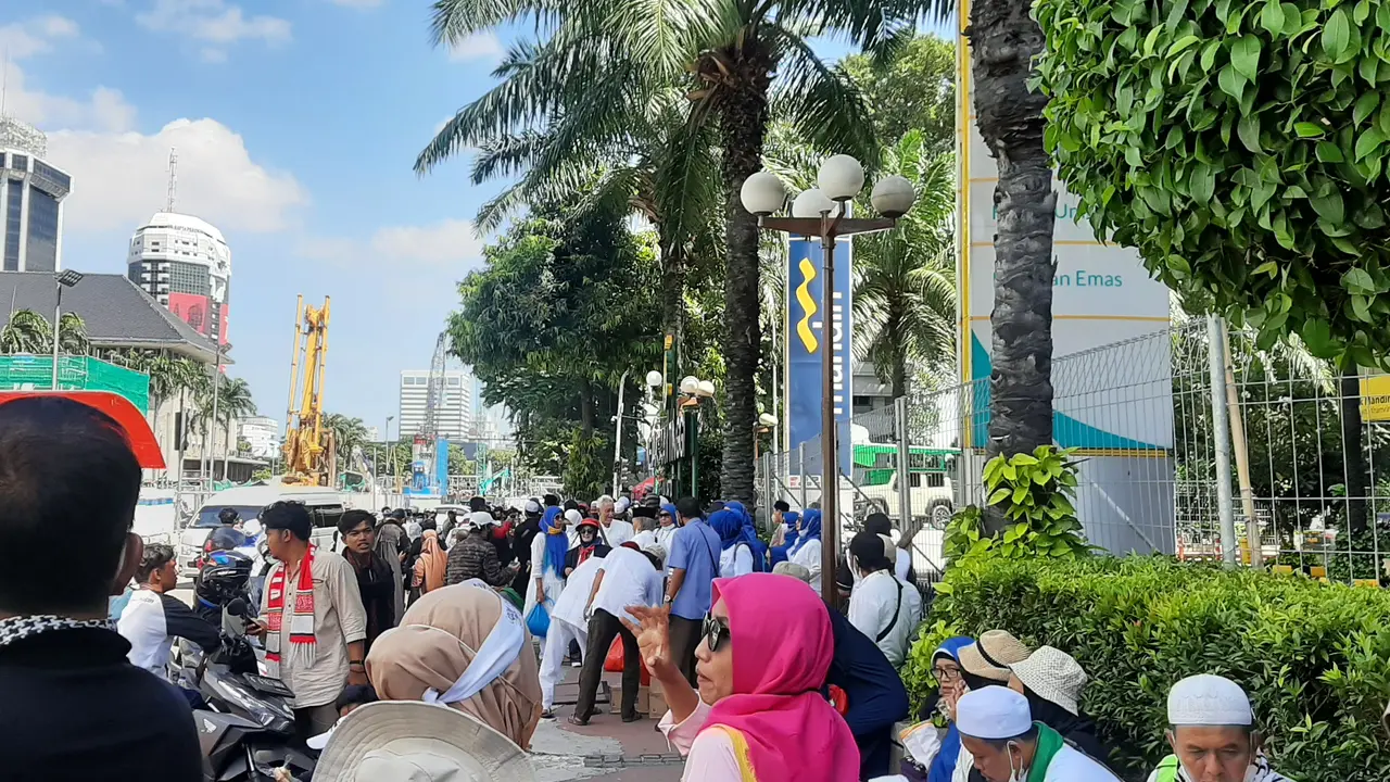 Peserta aksi 212 di sekitar kawasan MH Thamrin, Jakarta, Kamis (2/12/2021).