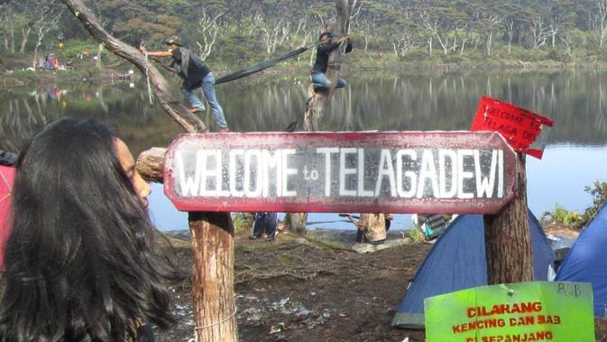 Tagline Gunung Singgalang di dekat Telaga Dewi. (Foto: Liputan6.com/ Novia Harlina)