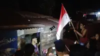 Selain beras, warga tak mampu Pare-pare juga mendapatkan bendera merah putih. (Liputan6.com/Eka Hakim)