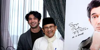 Bukan hal yang mudah memerankan mantan sosok orang nomor di Indonesia, BJ Habibie. Kesuksesan film ‘Habibie & Ainun’ empat tahun silam, membuat MD Pictures kembali membuat film saat BJ Habibie masih muda. (Andy Masela/Bintang.com)