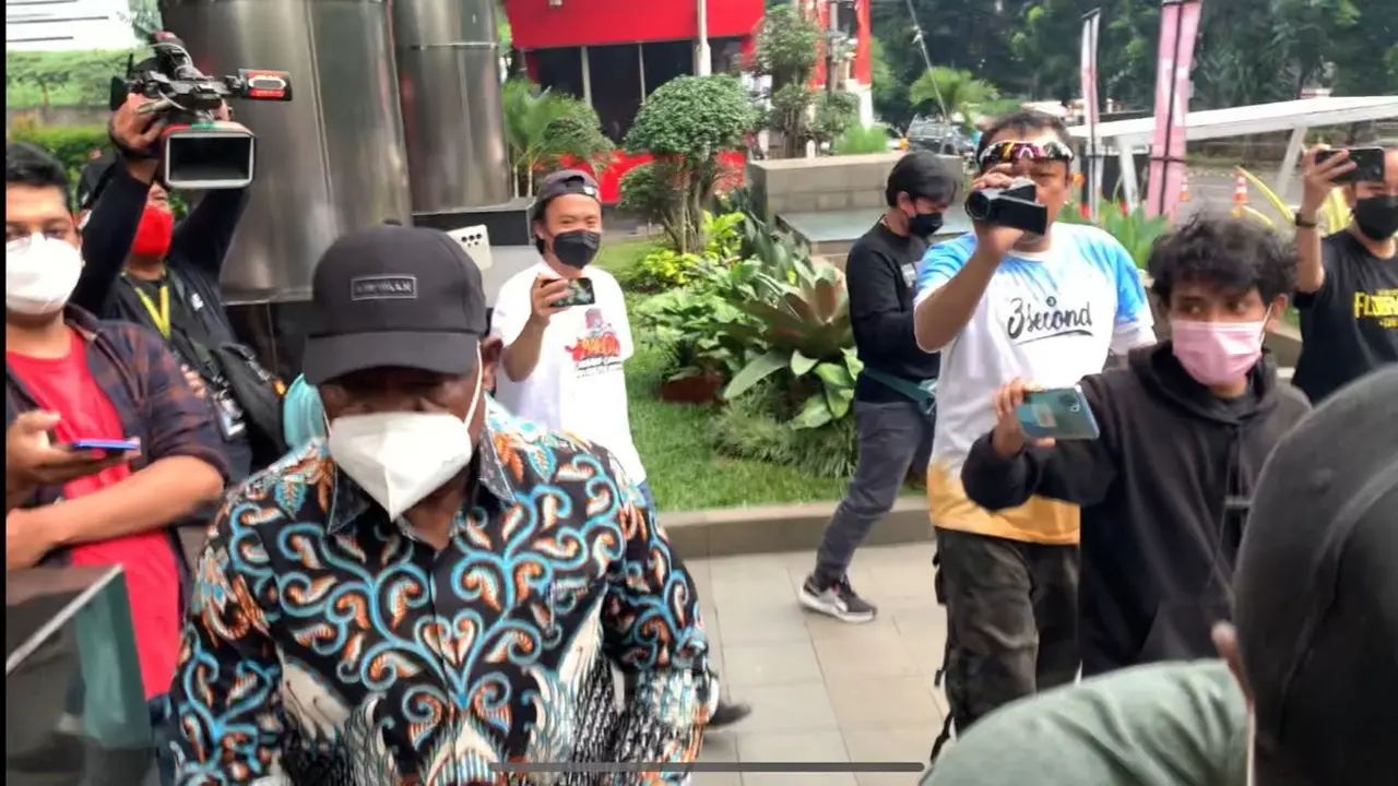 Wakil Bupati Mamberamo Tengah Yonas Kenelak rampung menjalani pemeriksaan tim penyidik Komisi Pemberantasan Korupsi (KPK), Rabu (3/8/2022) (Liputan6.com/Fachrur Rozie)