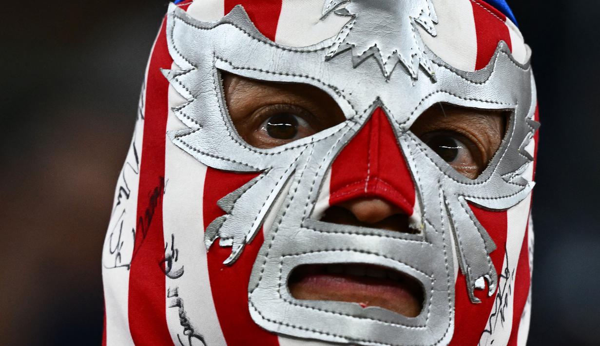 Seorang suporter Amerika Serikat saat mendukung negaranya pada laga Grup B Piala Dunia 2022 melawan Wales di Ahmad Bin Ali Stadium, Al-Rayyan, Doha, Senin (21/11/2022). (AFP/Jewel Samad)