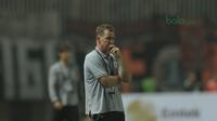 Pelatih Persipura Jayapura, Peter James Butler saat memimpin timnya melawan Persija pada lanjutan Liga 1 Gojek bersama Bukalapak di Stadion Pakansari, Bogor, (25/5/2018).  Persija menang 2-0. (Bola.com/Nick Hanoatubun)