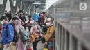 <p>Penumpang turun dari kereta api jarak jauh&nbsp;setibanya&nbsp;di Stasiun Pasar Senen, Jakarta Pusat, Senin (9/5/2022). PT Kereta Api Indonesia (KAI) mengungkapkan gelombang arus balik pemudik pada H+7 Lebaran 2022 terpantau masih tinggi. Tercatat sebanyak 40.800 penumpang tiba pada hari Senin ini dikarenakan penundaan waktu sekolah dan pelaksanaan Work From (WFH). (merdeka.com/Iqbal S Nugroho)</p>