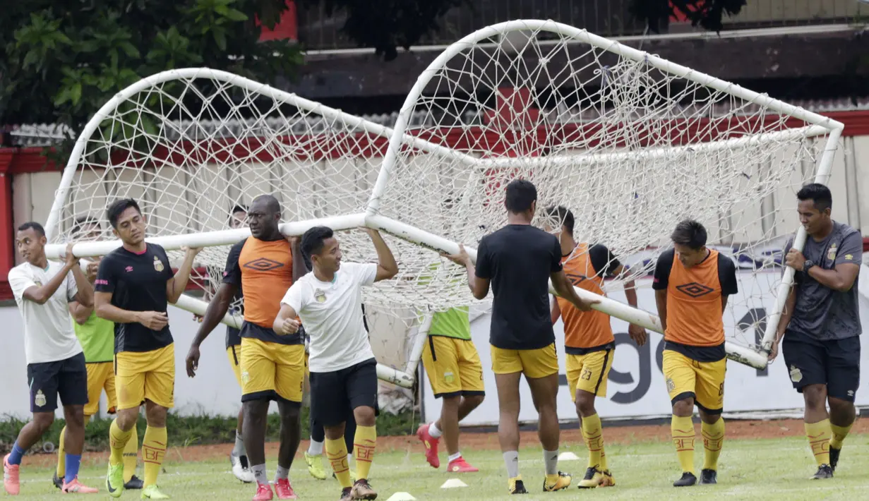 Para pemain Bhayangkara FC mengangkat gawang usai latihan jelang laga Piala Indonesia 2019 di Stadion PTIK, Jakarta, Kamis (31/1). Bhayangkara FC akan berhadapan dengan PSBL Langsa. (Bola.com/M. Iqbal Ichsan)