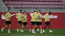 Para pemain Sevilla mengikuti sesi latihan di Seville, Spanyol, 22 November 2021. Sevilla akan menghadapi Wolfsburg pada pertandingan sepak bola Grup G Liga Champions. (JORGE GUERRERO/AFP)