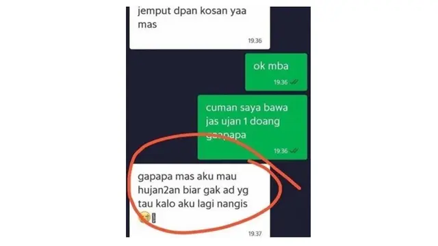 Momen Saat Driver Ojek Online Lupa Bawa Jas Hujan Ini Bikin Senyum-Senyum