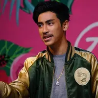 Pemilik nama lengkap Abidzar Al-ghifari ini memiliki darah seni yang diturunkan dari Ustaz Jefri dan Umi Pipik. Tidak hanya jago bermain musik, Abidzar juga jago dalam berakting. Abidzar diketahui bermain peran di salah satu sinetron televisi swasta loh. (Liputan6.com/IG/@abidzar73)