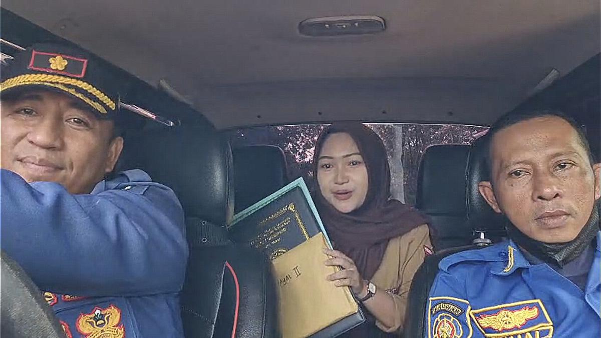 Bikin Meleleh, Siswi SMK Minta Tolong Petugas Damkar Wakili Orang Tua Ambilkan Rapor di Sekolah