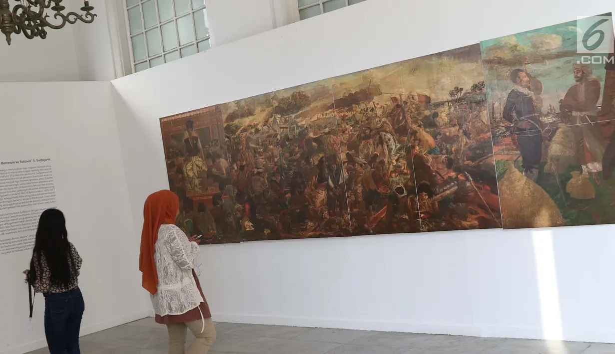 Pengunjung lukisan Penyerangan Pasukan Mataram ke Batavia karya S.Sudjojono yang dipamerkan pada pameran seni rupa koleksi nasional #2 yang bertema Lini Transisi di Galeri Nasional, Jakarta, Selasa (13/8/2019). Pameran berlangsung hingga 31 Agustus mendatang. (Liputan6.com/Helmi Fithriansyah)