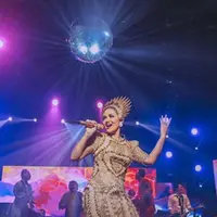 "Iya ada Rossa, Siti Nurhaliza, ada banyak penyanyi Malaysia dan terakhir ada keluarga royal.  Kalau duet dengan Siti kan memang ada lagu yang rilis di Malaysia. Jadi memang saya surprise juga dia datang," tandas Krisdayanti. (Instagram/krisdayantilemos)