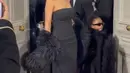 Stormi, yang akan berusia 6 tahun, tiba di fashion show Valentino dengan pakaian serba hitam yang serasi dengan milik ibunya. [@majorversace]