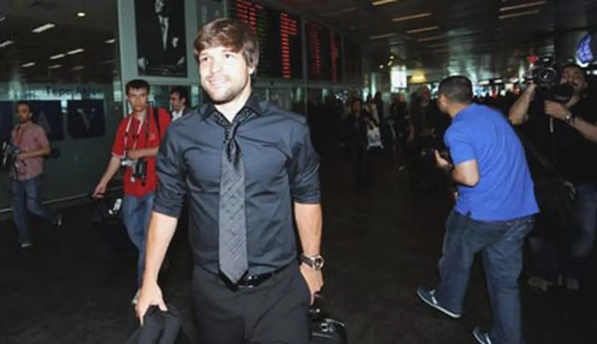 Werder Bremen's Diego arrives at Turkey's Ataturk Airport in Istanbul, on May 19, 2009. Werder Bremen will face Shakhtar Donetsk of Ukraine on May 20 in Istanbul in the UEFA Cup final match. AFP PHOTO/BULENT KILIC