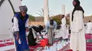 Buka puasa (Iftar) di Dakar, Senegal, merupakan momen yang kental dengan semangat komunitas dan keramahan khas setempat yang disebut Teranga. Tampak dalam foto, orang-orang bersiap untuk iftar, yaitu berbuka puasa selama bulan suci Ramadan di Dakar, Senegal, Kamis, 5 Maret 2026. (AP Photo/Misper Apawu)