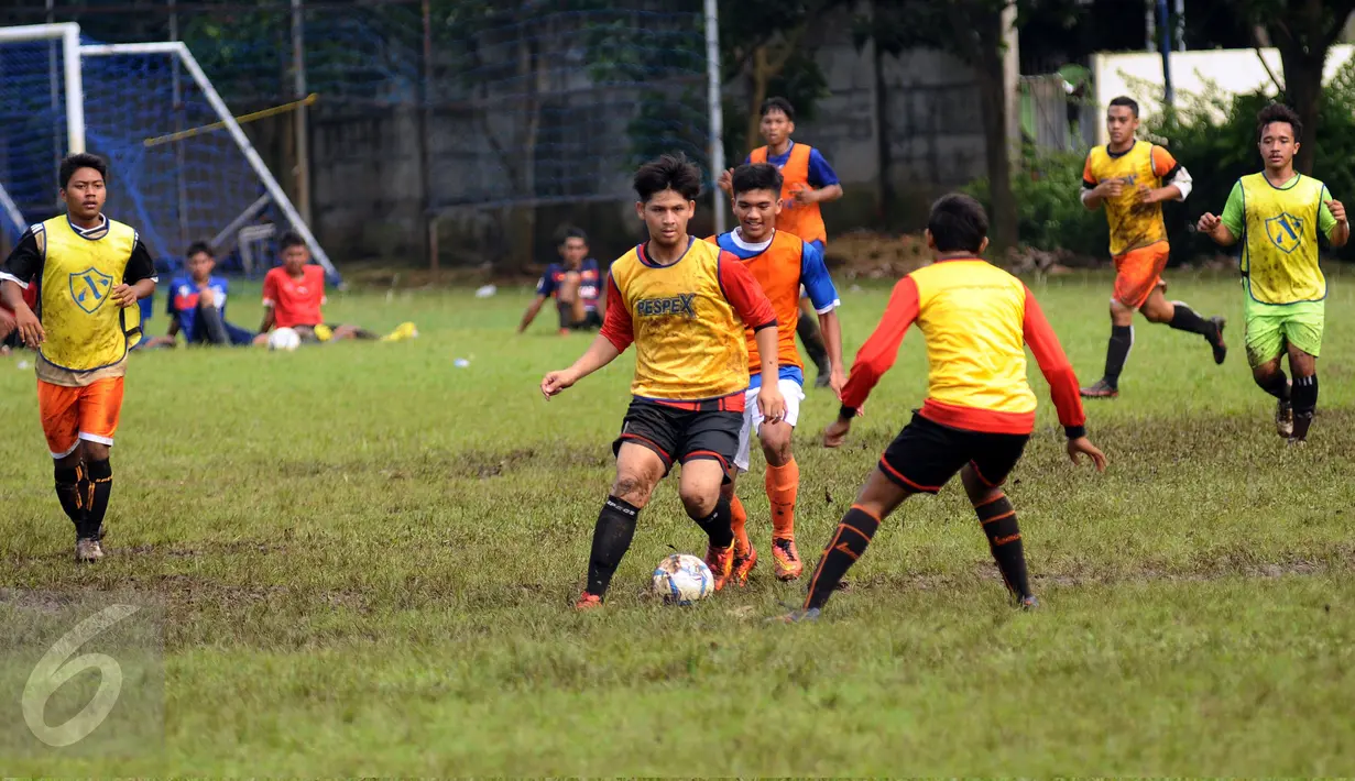 Pesepakbola dari SSB se Jakarta berebut bola saat mengikuti seleksi masuk Timnas Indonesia U-19 di Lapangan Wisma Aldiron, Jakarta, Kamis (23/2). 30 pemain adu kemampuan untuk masuk Timnas Indonesia U-19. (Liputan6.com/Helmi Fithriansyah)