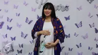 Penyanyi Ussy Sulistiawaty berpose seusai menghadiri syukuran aqiqah baby kanara anak ke 2 dari pasangan Nindy dan Askara di kediamannya, kawasan Pondok Pinang, Jakarta, Sabtu (21/1). (Liputan6.com/Herman Zakharia)