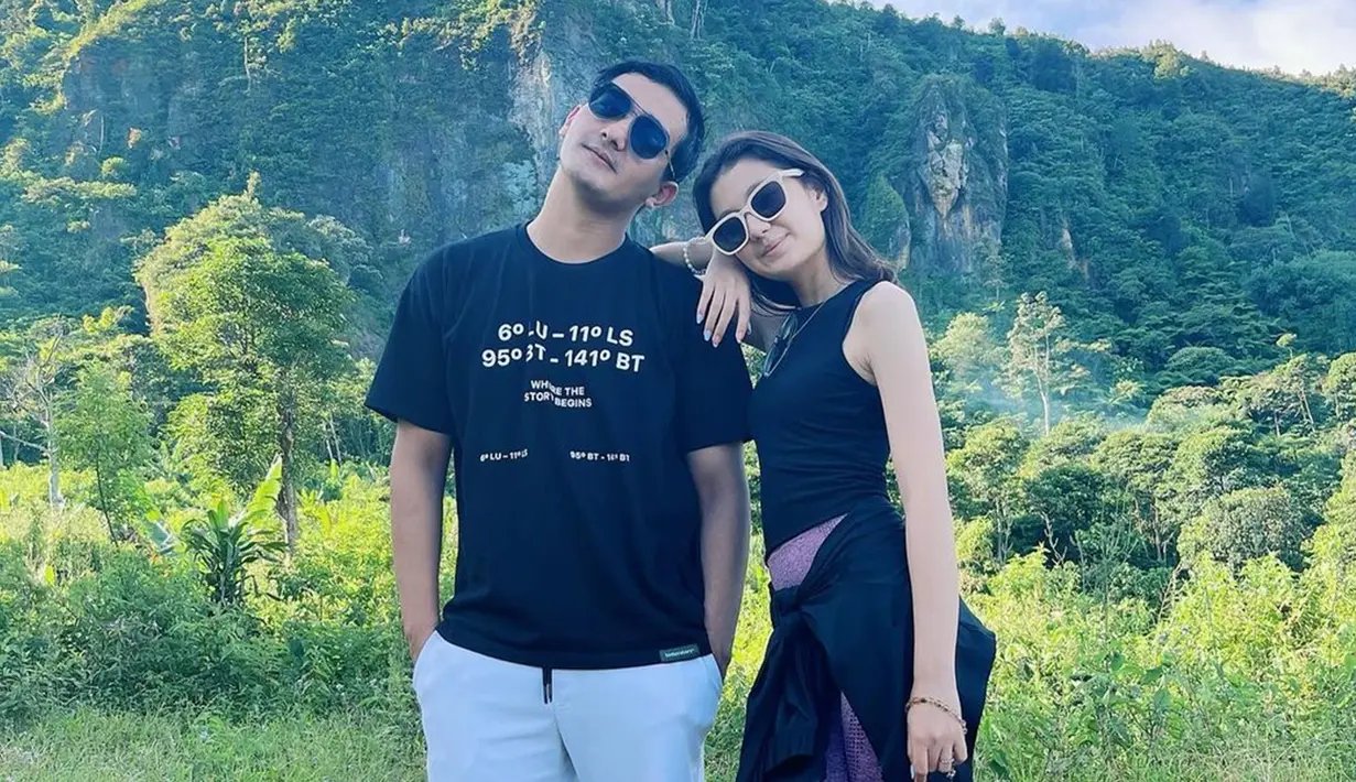 Sering digosipkan berpacaran, pemeran Nana dan Roni di sinetron Buku Harian Seorang Istri ini menanggapinya dengan santai bahkan kembali liburan bareng di momen lainnya. Tak sedikit warganet dan penggemar keduanya yang menyebut keduanya cocok dan berharap keduanya berpacaran. (Liputan6.com/IG/@mahdyrez)