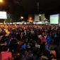 Suasana nonton bareng leg pertama semifinal Piala Presiden 2017 antara Semen Padang dan Arema FC di depan Stasiun Kota Malang, Kamis  (2/3/2017). (Twitter Arema)