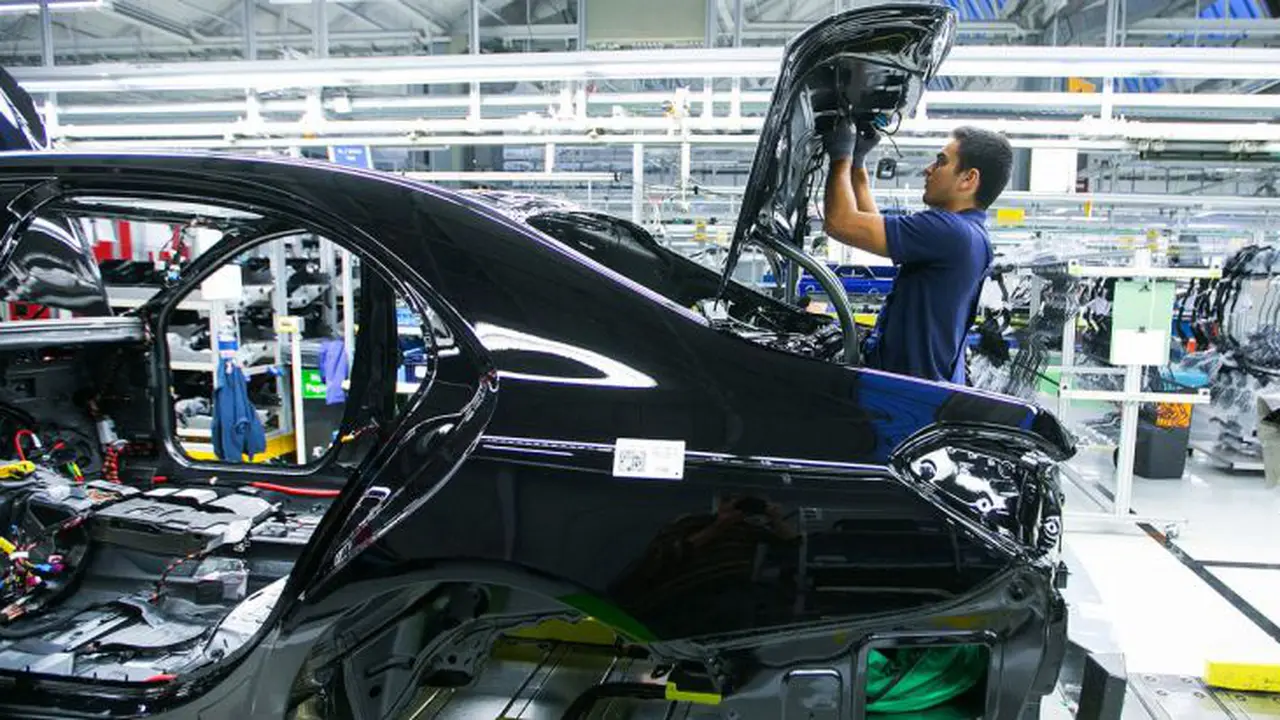 Produksi Mobil Mercy Kini Tanpa Robot