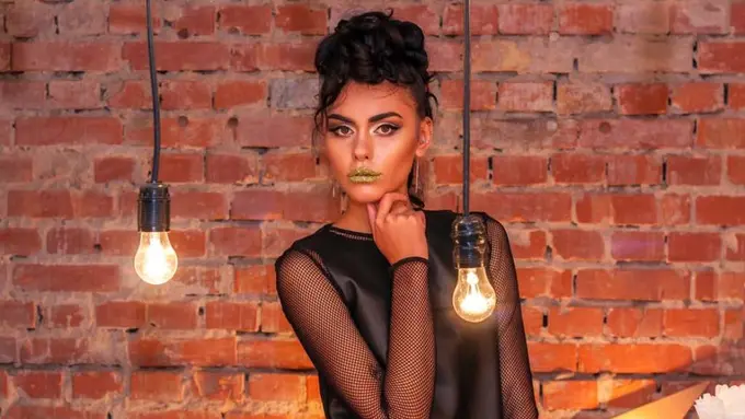 Tampil Full Makeup, Artis Ini Nggak Keliatan Masih Usia Belasan