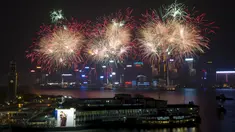 Kembang api menghiasi Dermaga Victoria, Hong Kong, dalam rangka peringatan ulang tahun ke-66 Republik Rakyat China, Kamis (1/10/2015). (REUTERS/Tyrone Siu)