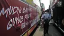 Peserta berjalan menuju bus mudik gratis di depan Kantor PT ASABRI, Jakarta, Minggu (10/6). Program mudik gratis ini memberangkatkan 20 bus dengan 1.000 pemudik tujuan Solo, Yogyakarta, Semarang dan Surabaya. (Merdeka.com/Iqbal S. Nugroho)