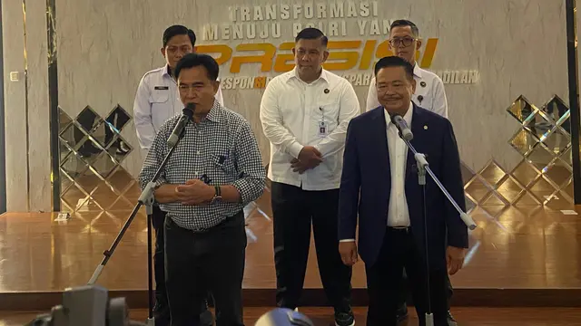 Menteri Koordinator Hukum, Hak Asasi Manusia, Imigrasi dan Pemasyarakatan (Kumham Imipas), Yusril Ihza Mahendra, dan wakilnya Otto Hasibuan mendatangi Polda Metro Jaya.