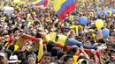 Salah satu suporter wanita Timnas Kolombia pingsan saat berada di tengah-tengah ribuan suporter yang berkerumun di taman Bolivar, Bogota, (6/7/2014). (REUTERS/John Vizcaino)