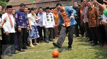 Gubernur DKI Basuki Tjahaja Purnama saat bermain bola usai meresmikan Ruang Publik Terpadu Ramah Anak (RPTRA) Cililitan yang berlokasi di Jalan Buluh, Jakarta, Kamis (22/10/2015). (Liputan6.com/Gempur M Surya)