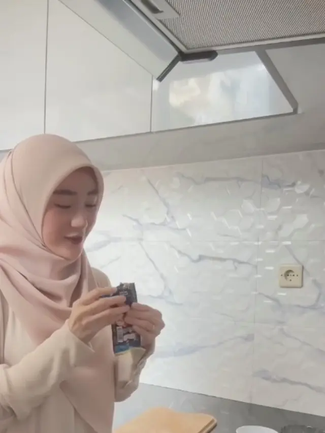 Potret Dapur Rumah Larissa Chou, Estetik dengan Imbuhan Furniture Kayu