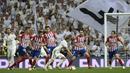 Gelandang Real Madrid, Luka Modric, berusaha melewati kepungan pemain Atletico Madrid pada laga La liga di Stadion Santiago Bernabeu, Madrid, Sabtu (29/9/2018). Kedua klub bermain imbang 0-0. (AFP/Oscar Del Pozo)
