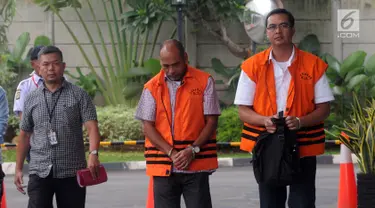 Deputi IV Kementerian Pemuda dan Olahraga Mulyana (kiri) dan Manajer Legal PT Bina Sawit Abadi Pratama, Teguh Dudy Syamsuri Zaldy (kanan) berjalan akan menjalani pemeriksaan di gedung KPK, Jakarta, Kamis (14/2). (Merdeka.com/Dwi Narwoko)