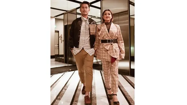 7 Potret Manis Nirina Zubir dan Ernest Syarif, Kompak Banget